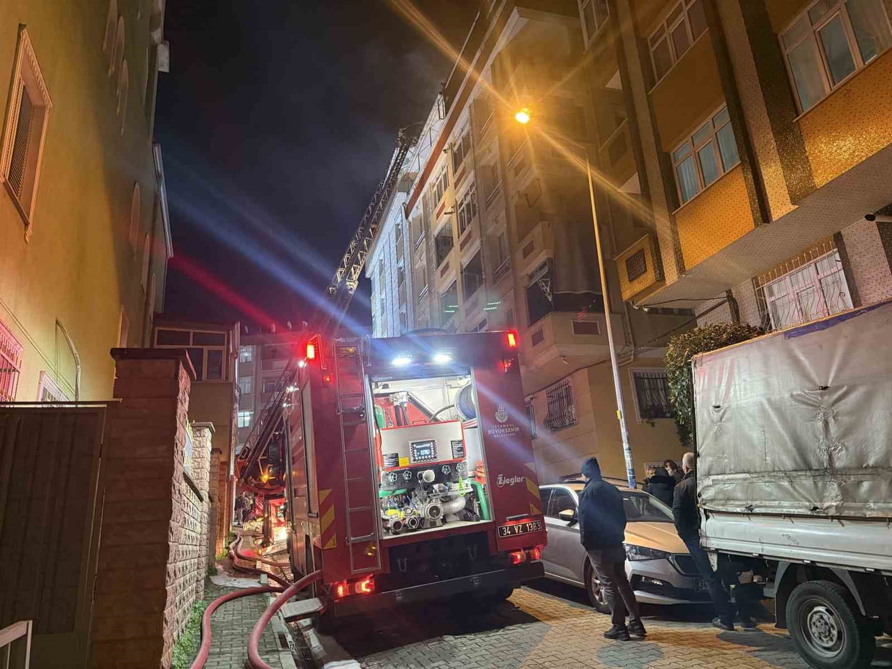 BAHÇELİEVLER'DE BULUNAN BİR BİNAN ÇATI KATINDA ÇIKAN YANGIN, BİTİŞİĞİNDEKİ ÇATIYA SIÇRADI. YANGIN...