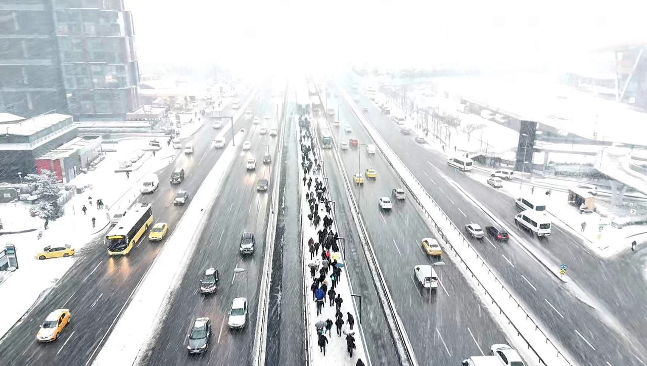 BAHÇELİEVLER'DE LAPA LAPA KAR YAĞIŞI ETKİLİ OLDU