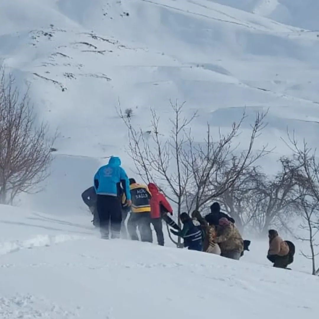 BAHÇESARAY İLÇESİNDE YOLUN KAPALI OLMASI NEDENİYLE KARA YOLUYLA ULAŞILAMAYAN HAMİLE HASTA...