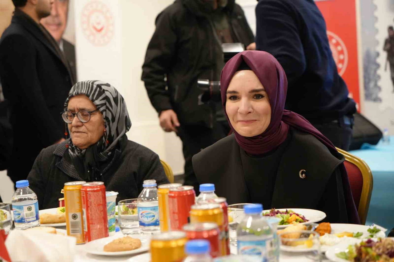 BAKAN GÖKTAŞ, KARS’TA ŞEHİT YAKINLARIYLA GÖNÜL SOFRASINDA BULUŞTU(KARS-İHA)