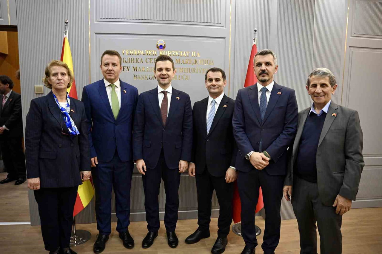 BAKAN MUCUNSKİ, BAŞKONSOLOSLUK ÇALIŞANLARIYLA BİR ARAYA GELDİ