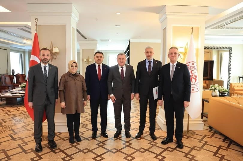 BAKAN OSMAN AŞKIN BAK İLE GENÇLİĞİNE YÖNELİK YATIRIMLARIN HAYATA GEÇİRİLMESİ PLANLANDI