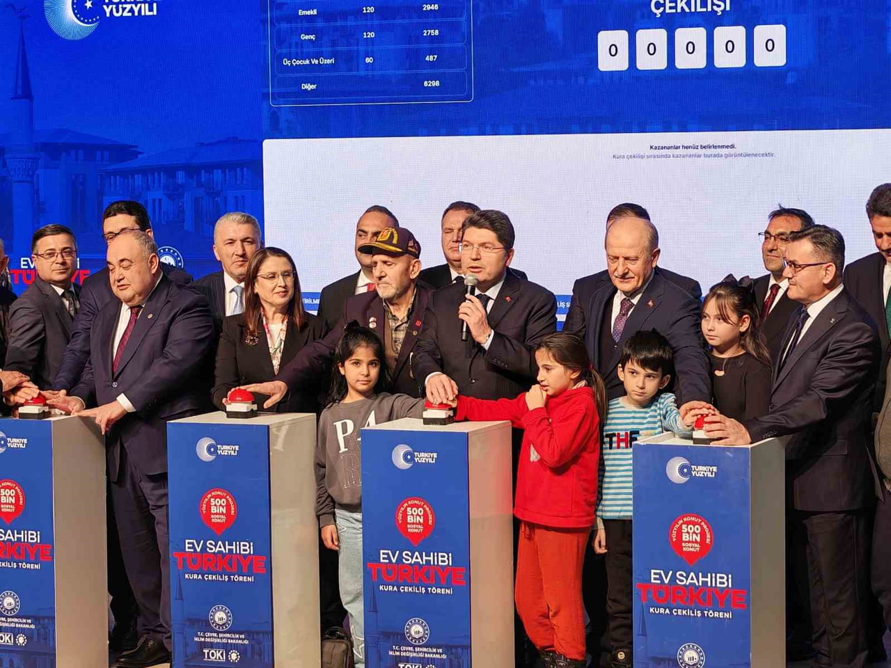 BAKAN TUNÇ BARTIN'DA ÇEKİLEN TOKİ KURASINDA KONUŞTU