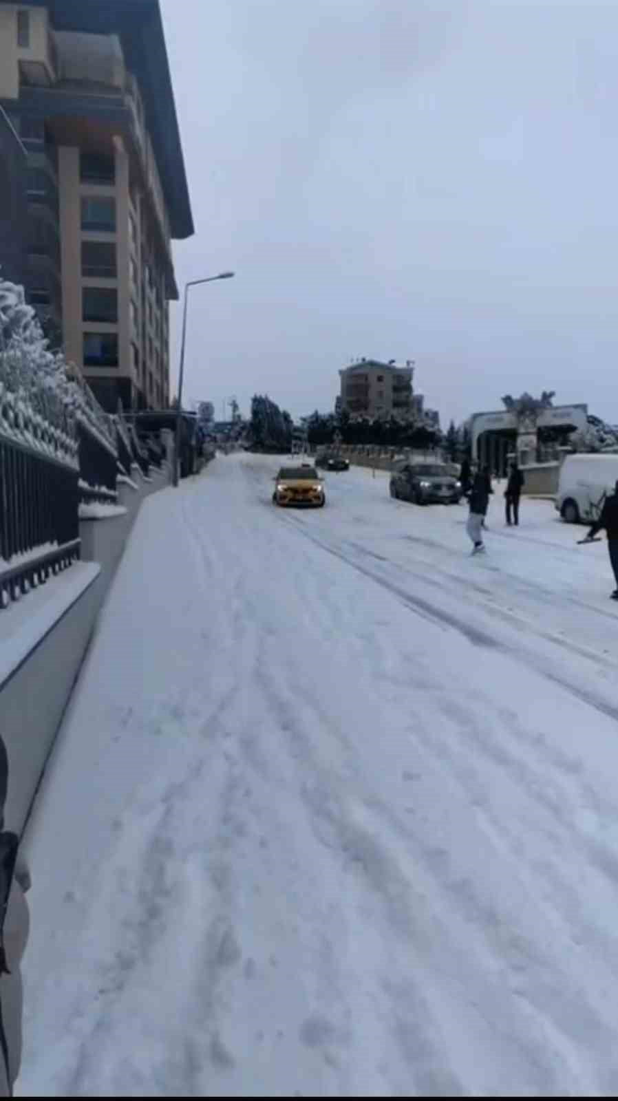 BALATTA BUZLANAN YOLDA ARAÇLAR KAZA YAPTI