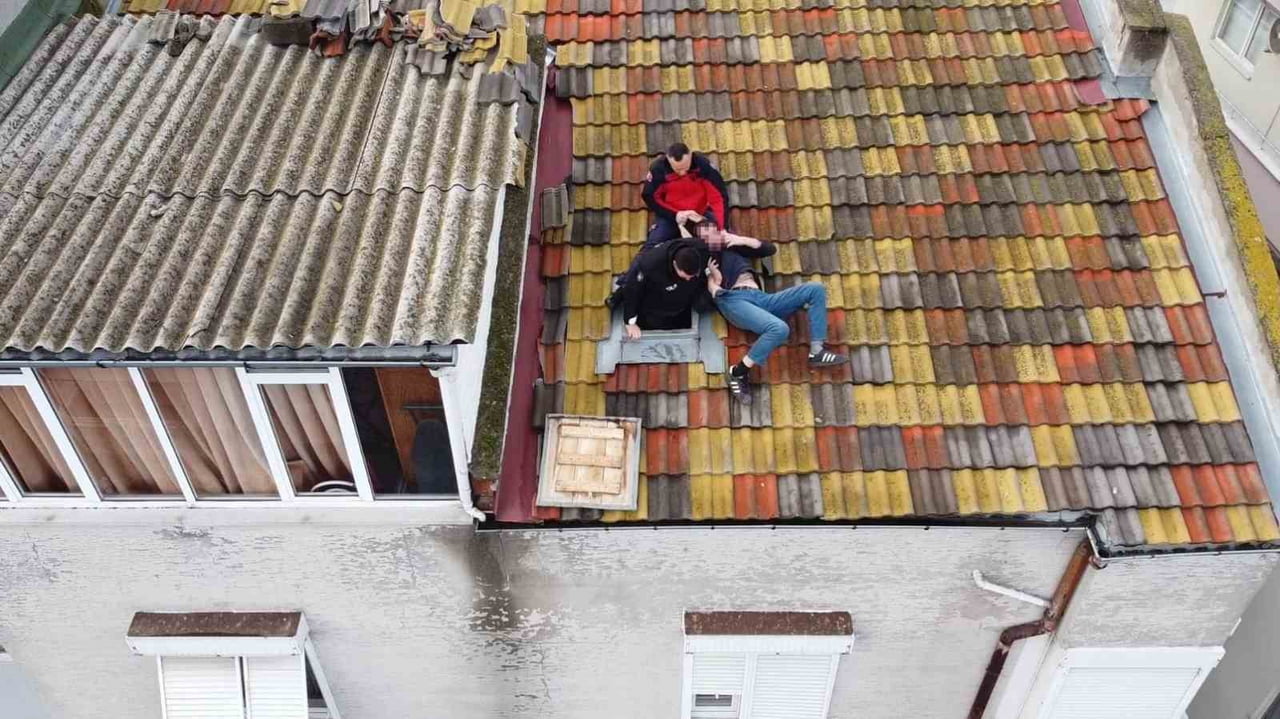 BALIKESİR'DE ÇATIYA ÇIKAN ADAMI POLİS VE İTFAİYE EKİPLERİ İNDİRDİ