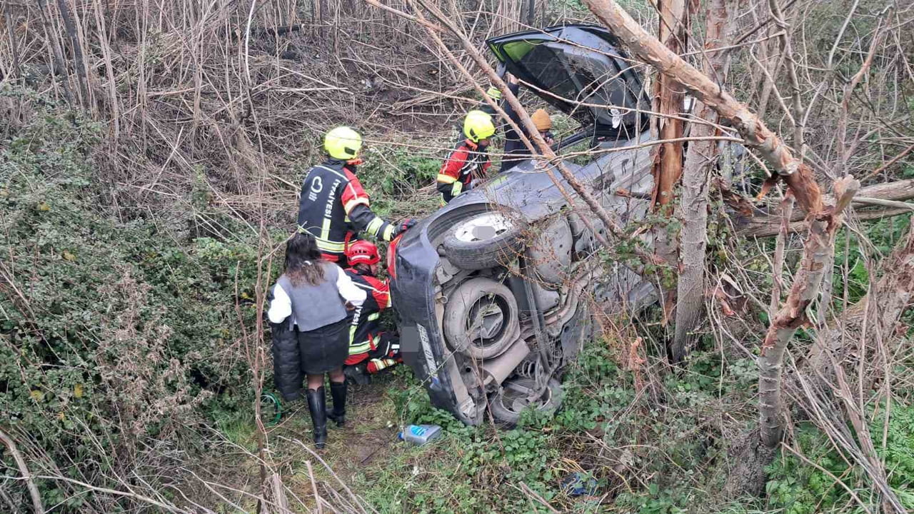 BALIKESİR'DE OTOMOBİL ŞARAMPOLE UÇTU ANNE, KIZ YARALANDI