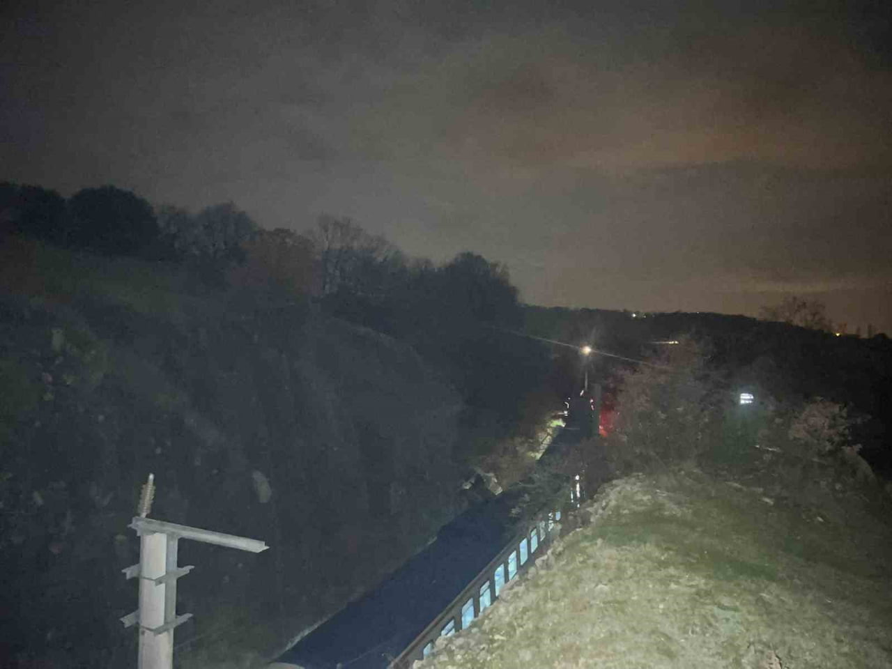 BALIKESİR'DE TOPRAK KAYMASI NEDENİ İLE SAVAŞTEPE İLÇESİ YAKINLARINDA YOLCU TRENİNİN 2 VAGONU...