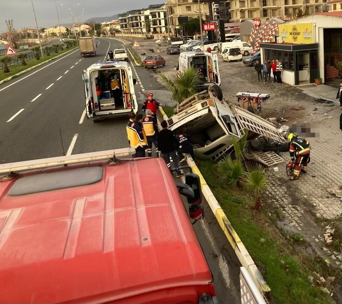 BALIKESİR'İN EDREMİT İLÇESİNDE KONTROLDEN ÇIKAN KAMYONETİN BARİYERLERE ÇARPMASI NETİCESİNDE...