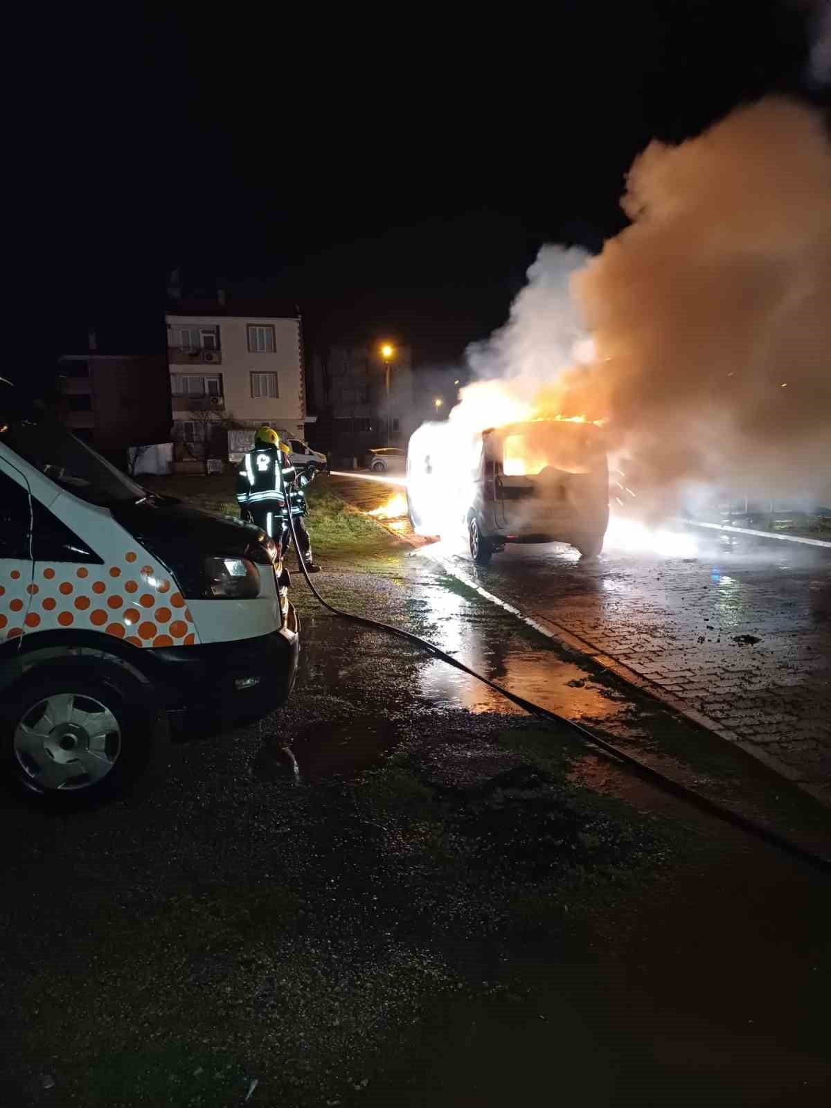 BALIKESİR'İN KARESİ İLÇESİNDE SABAHA KARŞI PARK HALİNDEKİ HAFİF TİCARİ ARAÇ YANDI.