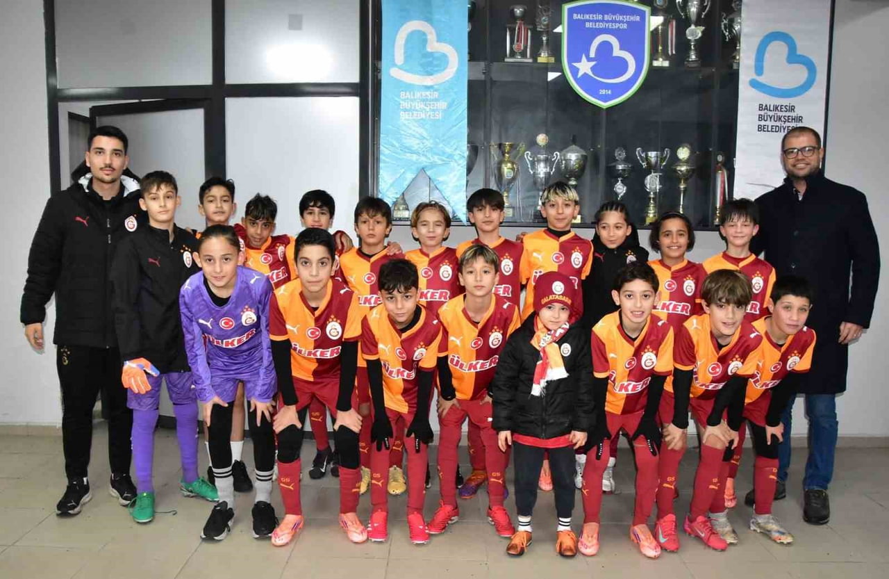 BALIKESİR BÜYÜKŞEHİR BELEDİYESİ İLE BÜYÜKŞEHİR BELEDİYESPOR İŞ BİRLİĞİNDE DÜZENLENEN U-11 FUTBOL...