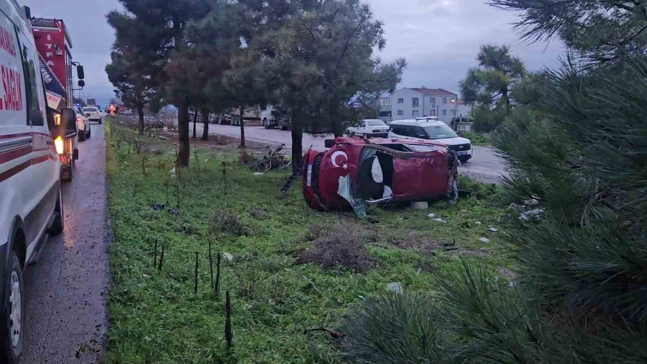 BALIKESİR ÇEVRE YOLU'NDA MEYDANA GELEN TRAFİK KAZASINDA 2 KİŞİ YARALANDI.