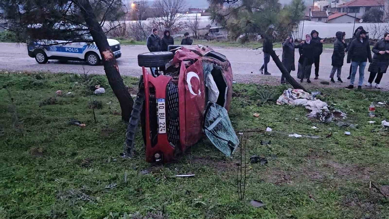 BALIKESİR ÇEVRE YOLU'NDA MEYDANA GELEN TRAFİK KAZASINDA 2 KİŞİ YARALANDI.