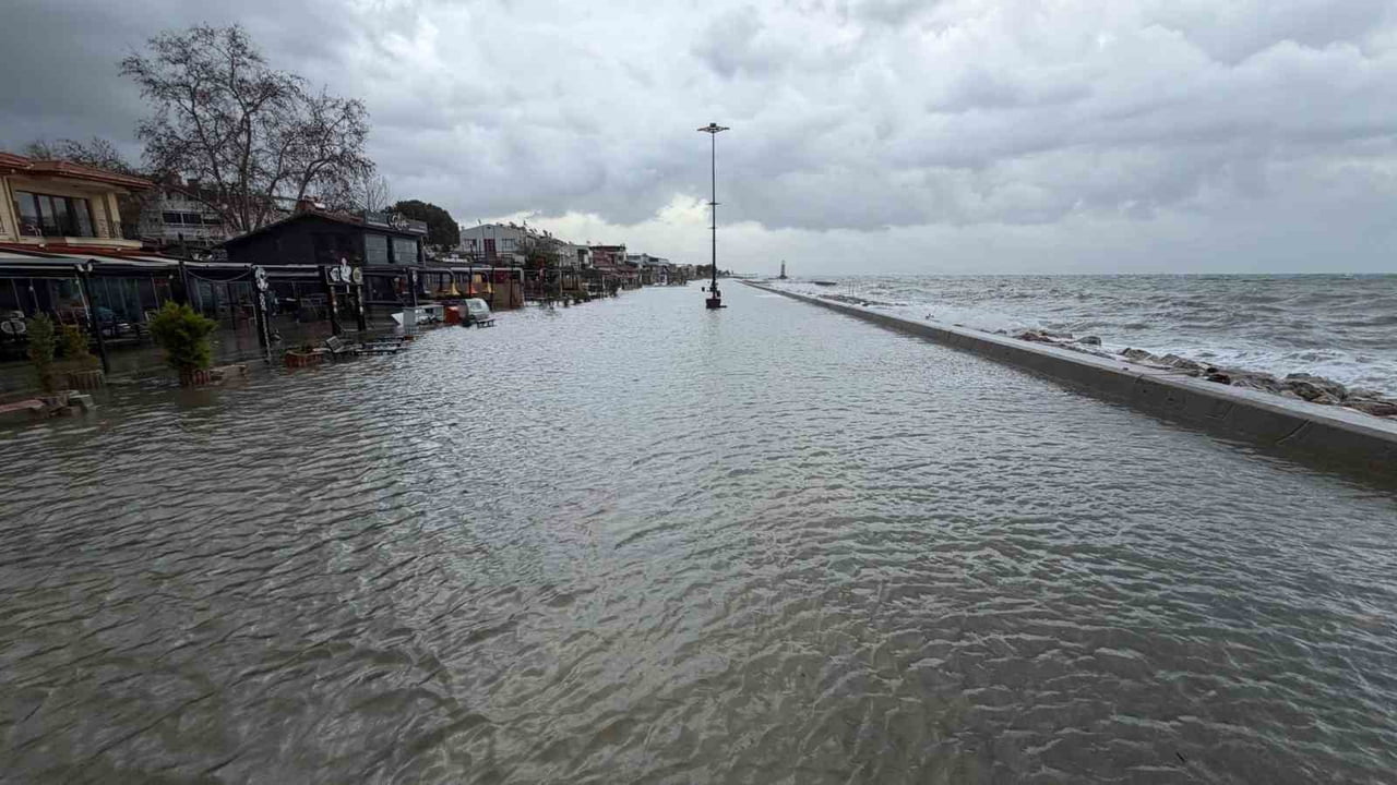 BALIKESİR’İN EDREMİT İLÇESİNDE ETKİLİ OLAN ŞİDDETLİ LODOS FIRTINASI HAYATI FELÇ ETTİ. SAATTEKİ...