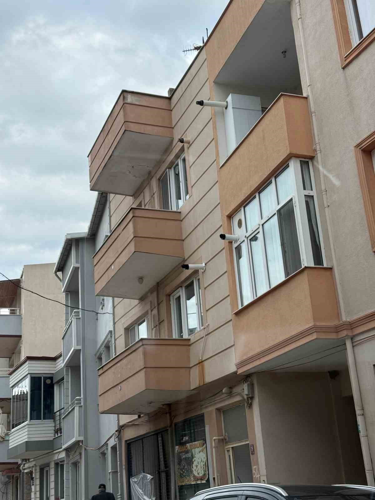 BANDIRMA’DA BALKONDAN DÜŞEN 51 YAŞINDAKİ ADAM HAYATINI KAYBETTİ