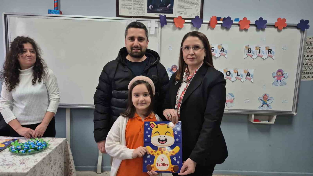 BARTIN'DA 30 BİN ÖĞRENCİ KARNELERİNİ ALDARAK ARA TATİLE GİRDİ.