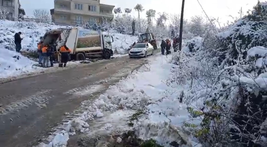 BARTIN'DA BELEDİYEYE AİT ÇÖP KAMYONUNUN KARLI YOLDA KAYMASI SONUCU ARAÇ İLE TOPRAK ZEMİN ARASINDA...