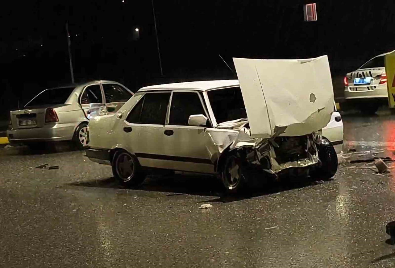 BARTIN'DA SEYİR HALİNDE BULUNAN BİR OTOMOBİL, KAVŞAKTAN ÇIKAN BAŞKA BİR OTOMOBİLE ÇARPTI. FECİ...