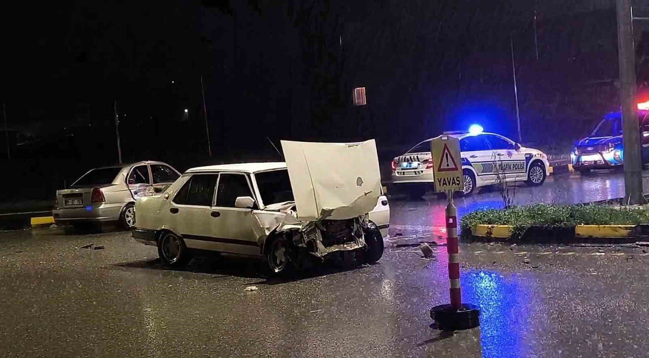 BARTIN'DA SEYİR HALİNDE BULUNAN BİR OTOMOBİL, KAVŞAKTAN ÇIKAN BAŞKA BİR OTOMOBİLE ÇARPTI. FECİ...