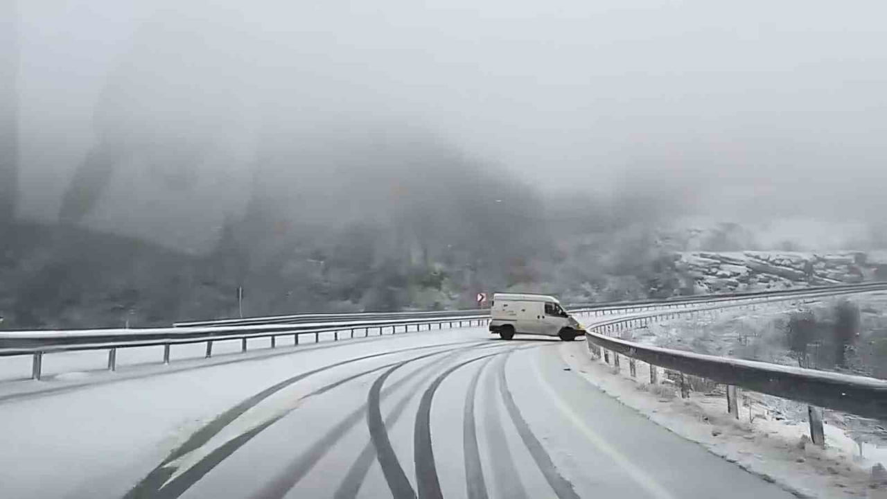 BARTIN'IN AMASRA İLÇESİNDE BAŞLAYAN KAR YAĞIŞI SÜRÜCÜLERE ZOR ANLAR YAŞATTI.