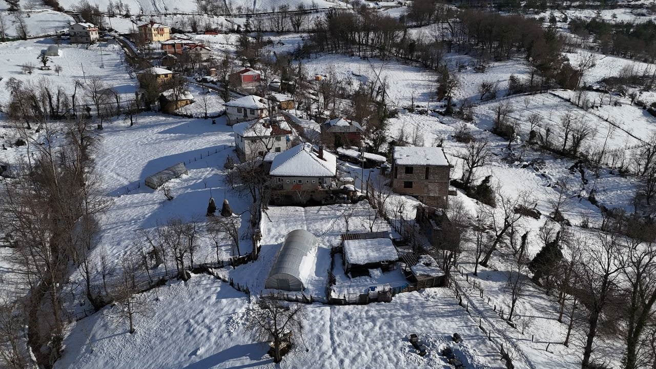 BARTIN’IN ULUS İLÇESİNDE ETKİLİ OLAN YOĞUN KAR YAĞIŞI NEDENİYLE ÇÖKEN İKİ SERA ZARAR...