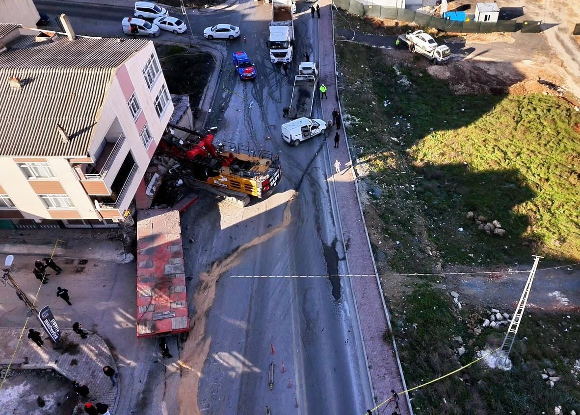 BAŞAKŞEHİR’DE Ş MAKİNESİNİN ÇEKTİĞİ TIRIN ARKASINDA TAŞINAN BİR VİNÇ DÜŞEREK 2 ARACA VE BİR BİNAYA...