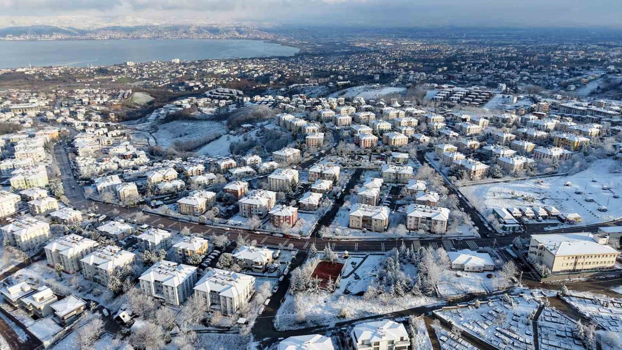 BAŞİSKELE'DE BELEDİYE EKİPLERİ, KAR YAĞIŞININ ETKİLİ OLDUĞU YÜKSEK KESİMLERDE ULAŞIMDA AKSAMA...
