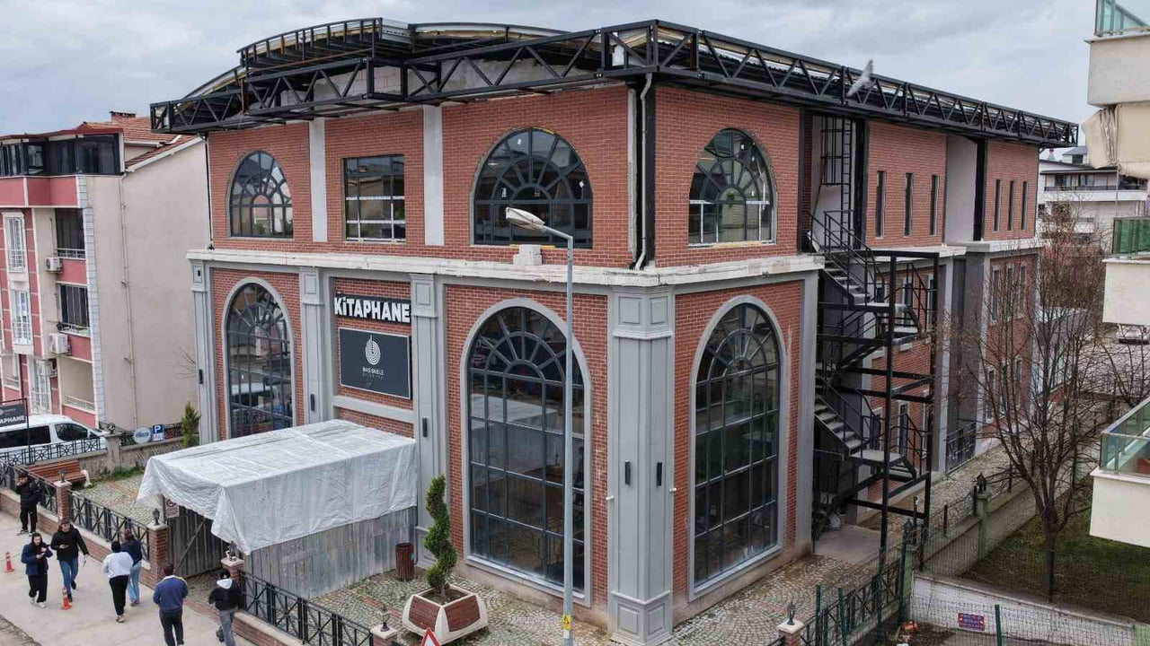 BAŞİSKELE'DE KAPASİTESİ ARTIRILAN KİTAPHANE, YARIYIL TATİLİNDE DE ÖĞRENCİLERİN AKININA UĞRAMAYA...