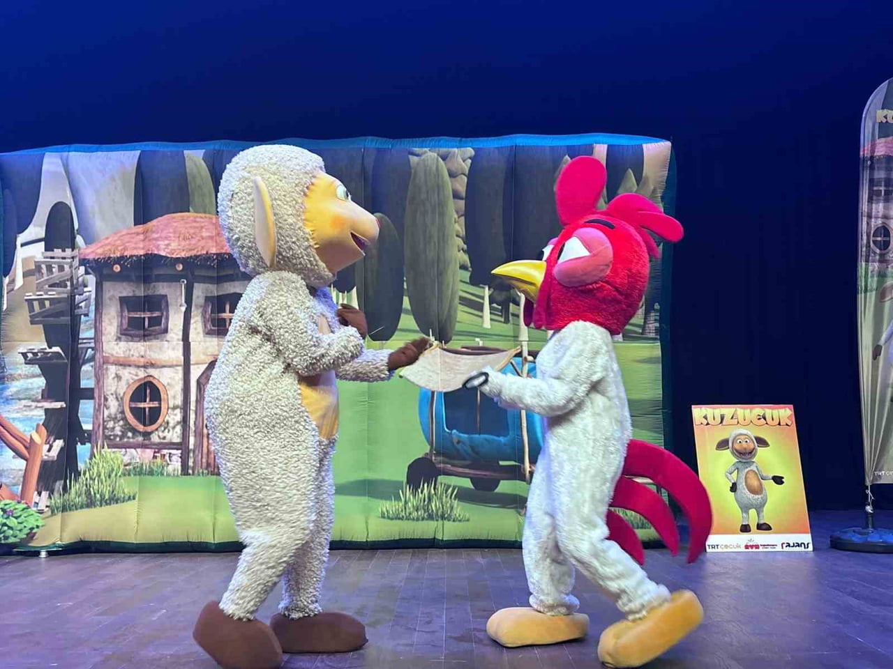 BAŞİSKELE'DE KÜLTÜR SANAT ETKİNLİKLERİ KAPSAMINDA SAHNELENEN "KUZUCUK MÜZİKALİ" ÇOCUKLARDAN İLGİ...