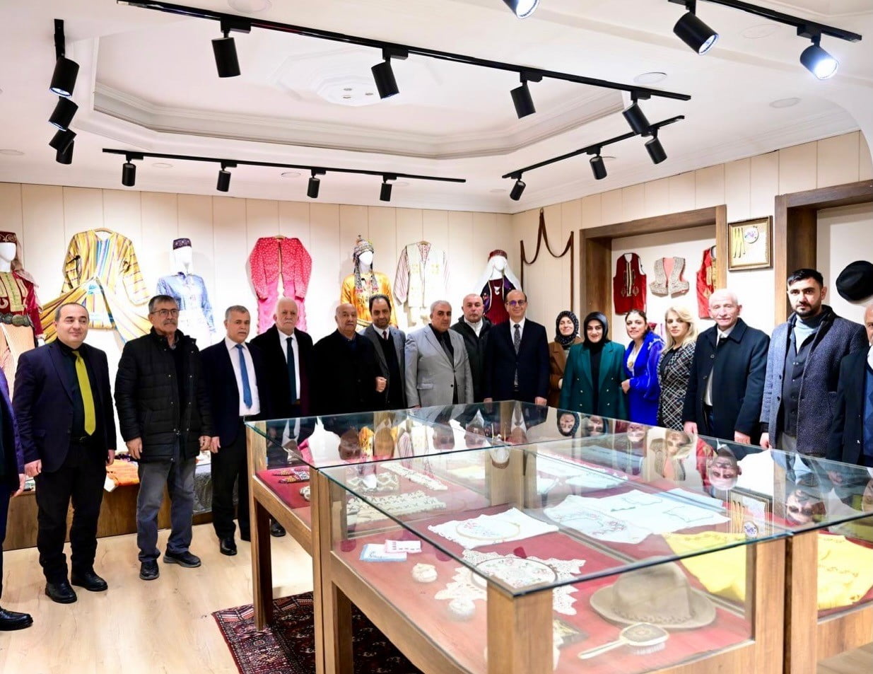 BAŞKAN GEÇİT, HALI DOKUMA KURSUNDA KESİM TÖRENİNE KATILDI