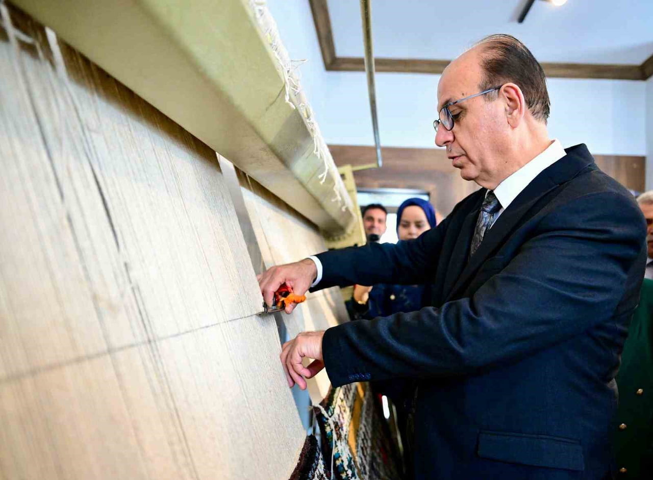 BAŞKAN GEÇİT, HALI DOKUMA KURSUNDA KESİM TÖRENİNE KATILDI