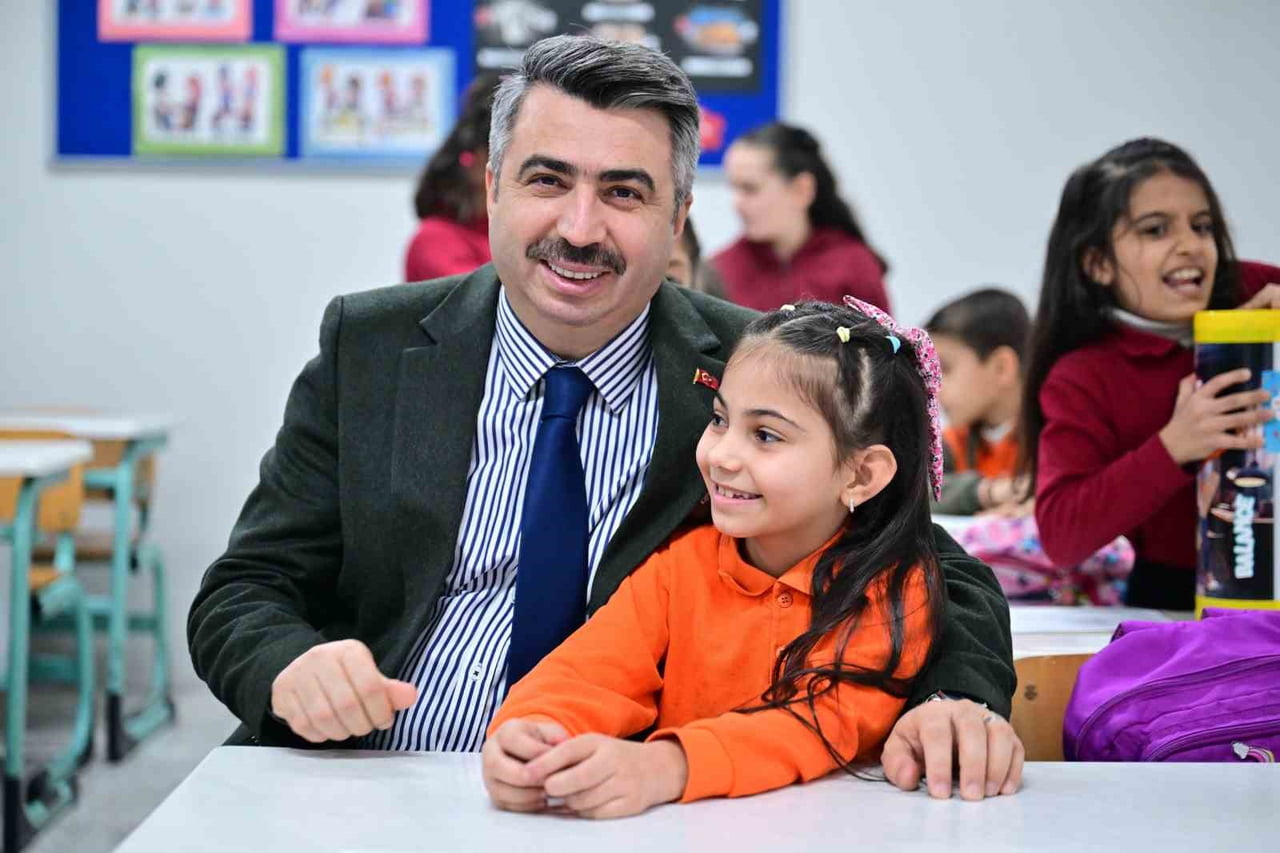 BAŞKAN YILMAZ, ÖĞRENCİLERİN KARNE HEYECANINA ORTAK OLDU