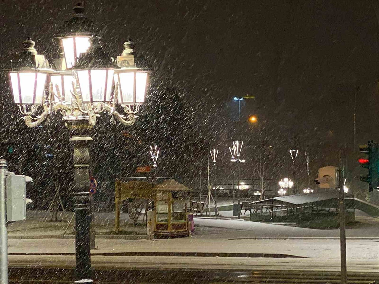 BAŞKENTTE YENİ YILIN İLK SAATLERİ İLE KAR YAĞIŞI ETKİLİ OLDU.