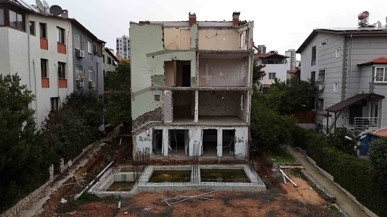 BAŞVURUDA, 5 NUMARALI İKİZ DUBLEKS DAİREDE OTURAN KOMŞUNUN HERHANGİ BİR PROJE ONAYI VE RUHSAT...