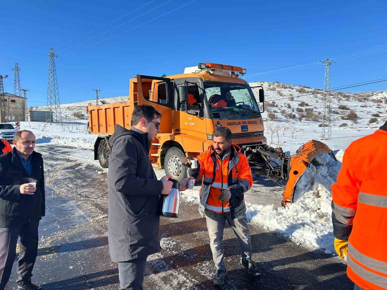 BATMAN'DA GERCÜŞ KAYMAKAMI MUHAMMED ÖZTAŞ, DONDURUCU SOĞUKTA GÖREV YAPAN PERSONELLE BİR ARAYA...
