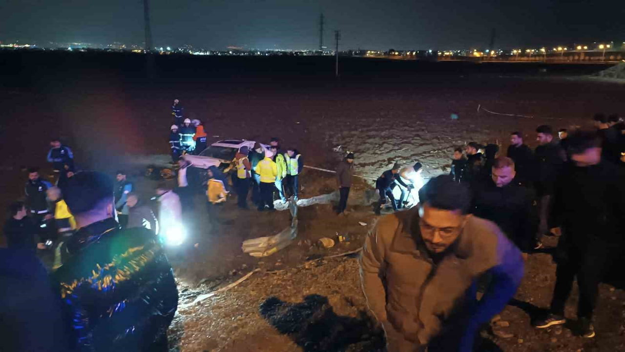 BATMAN'IN BALPINAR ÇEVRE YOLU'NDA AYNI YÖNDE SEYİR HALİNDE OLAN İKİ ARACIN ÇARPIŞMASI SONUCU...