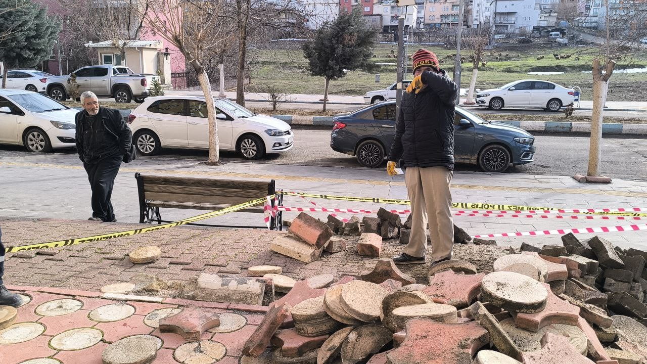 BATMAN'IN GERCÜŞ İLÇESİNDE 12 KATLI BİR BİNANIN ANA GİRİŞ MERDİVENİ BÜYÜK BİR GÜRÜLTÜYLE...