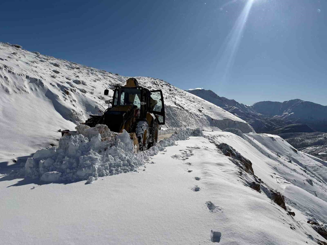 BATMAN'IN SASON EKİPLERİN ÇALIŞMALARI SONUCU 392 KİLOMETRELİK YOL AĞI KARDAN TEMİZLENEREK YENİDEN...