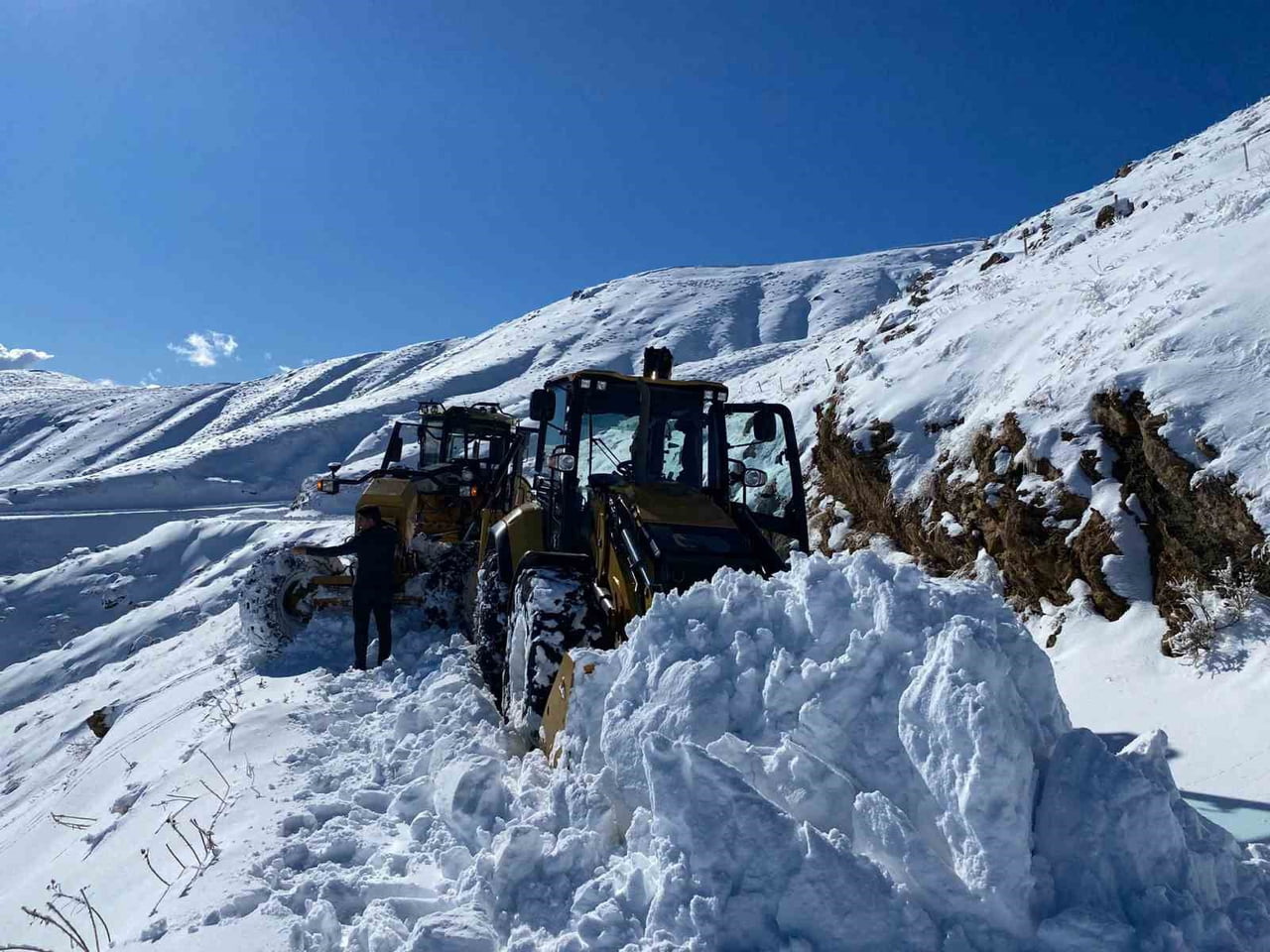 BATMAN'IN SASON EKİPLERİN ÇALIŞMALARI SONUCU 392 KİLOMETRELİK YOL AĞI KARDAN TEMİZLENEREK YENİDEN...