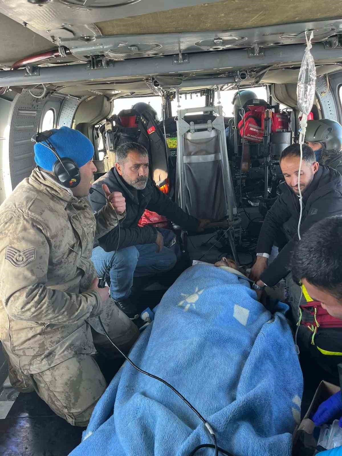 BATMAN’DA ETKİLİ OLAN YOĞUN KAR YAĞIŞI NEDENİYLE ÇOK SAYIDA KÖY YOLUNUN KAPANDIĞI GERCÜŞ...