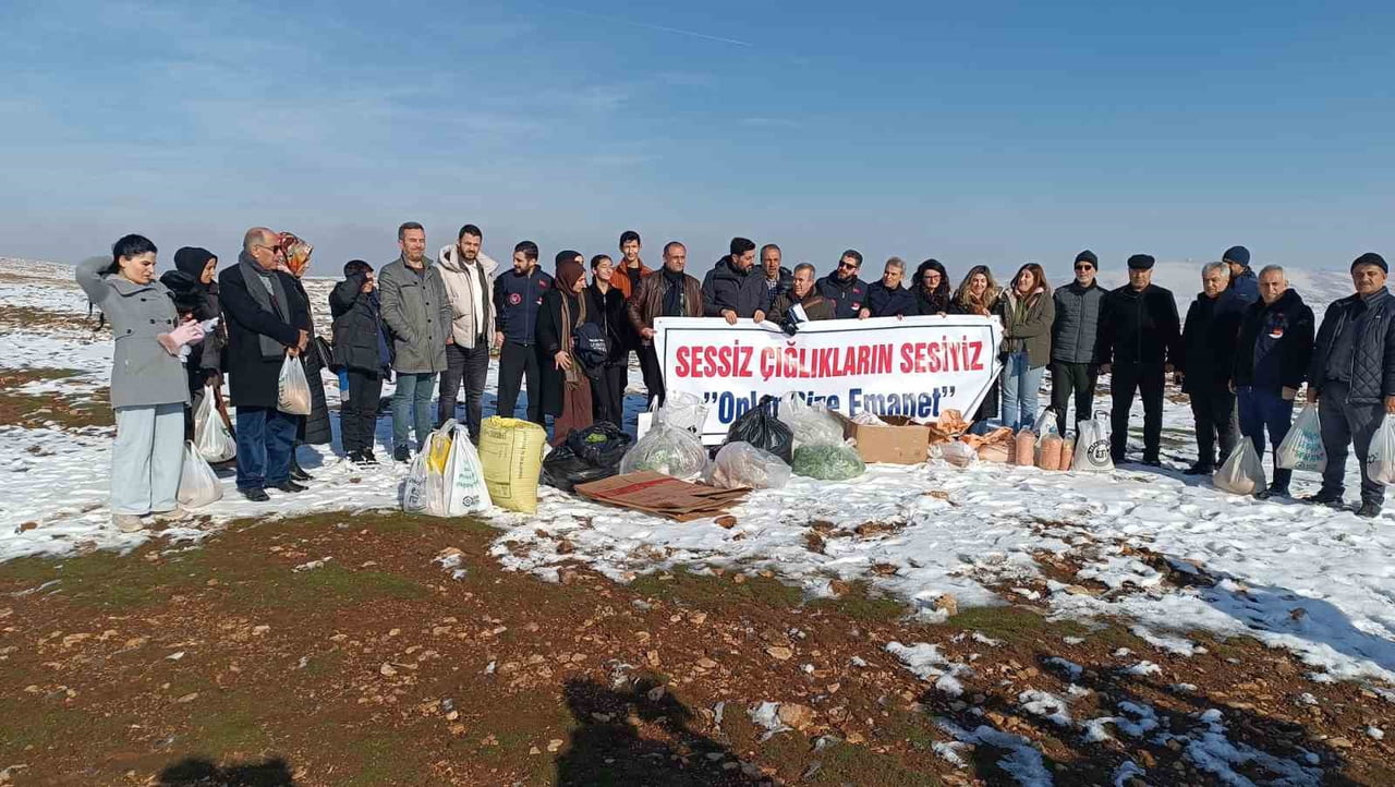 BATMAN’DA SİVİL TOPLUM KURULUŞ TEMSİLCİLERİNİN KATILIMIYLA YABAN HAYVANLARI İÇİN DOĞAYA YEM...