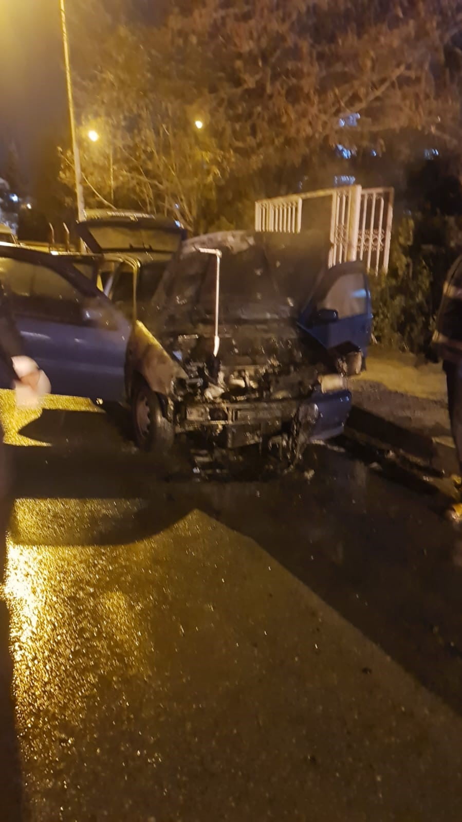 BATMAN’DA TILMERÇ TOKİ YOLU ÜZERİNDE PARK HALİNDE BULUNAN BİR OTOMOBİL, BİLİNMEYEN BİR NEDENLE...