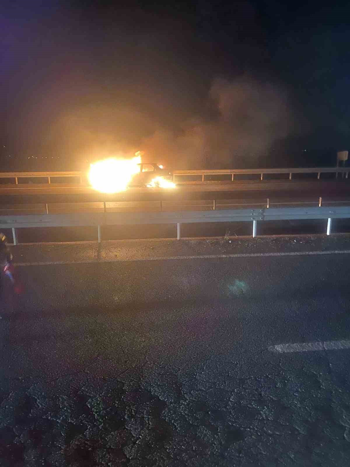 BATMAN-DİYARBAKIR KARAYOLUNUN 10’UNCU KİLOMETRESİNDE SEYİR HALİNDEYKEN ALEV ALAN BİR ARAÇ, İTFAİYE...