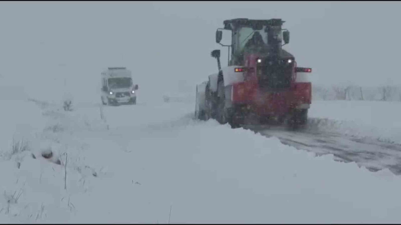 BATMAN’IN GERCÜŞ İLÇESİNDE KAR YAĞIŞI NEDENİYLE KAPALI 35 KÖY YOLU ULAŞIMA AÇILDI, MAHSUR KALAN...