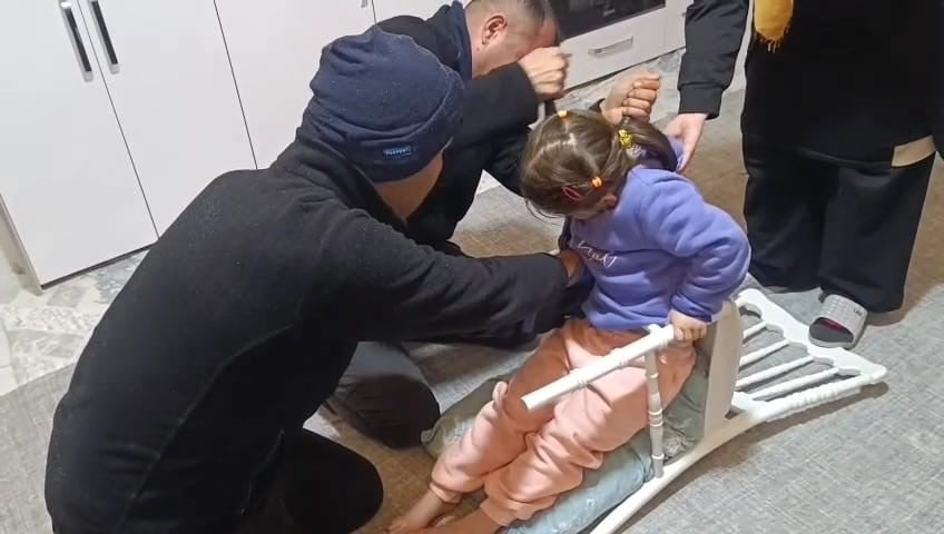 BATMAN’IN HİLAL MAHALLESİ’NDE SANDALYEYE SIKIŞAN KÜÇÜK ÇOCUK, İTFAİYE EKİPLERİNİN TİTİZ...