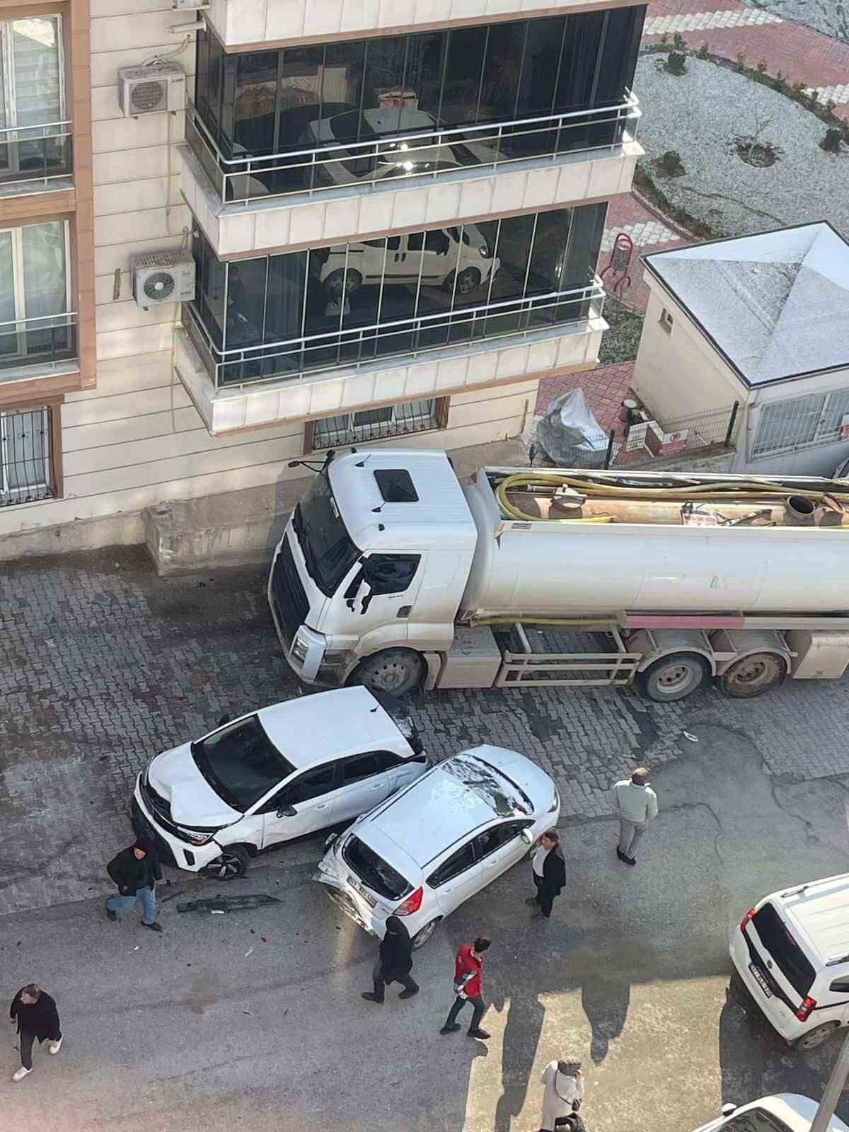 BATMAN MERKEZ ÇAMLITEPE MAHALLESİ’NDE FRENİ BOŞALAN BİR AKARYAKIT TANKERİ, PARK HALİNDEKİ...