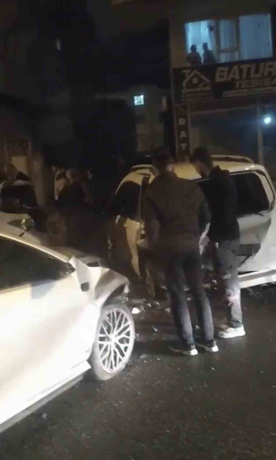 BATMAN YENİ SİİRT ÇEVRE YOLU’NDA SEYİR HALİNDEKİ BİR OTOMOBİLİN PARK HALİNDEKİ ARAÇLARA ÇARPMASI...