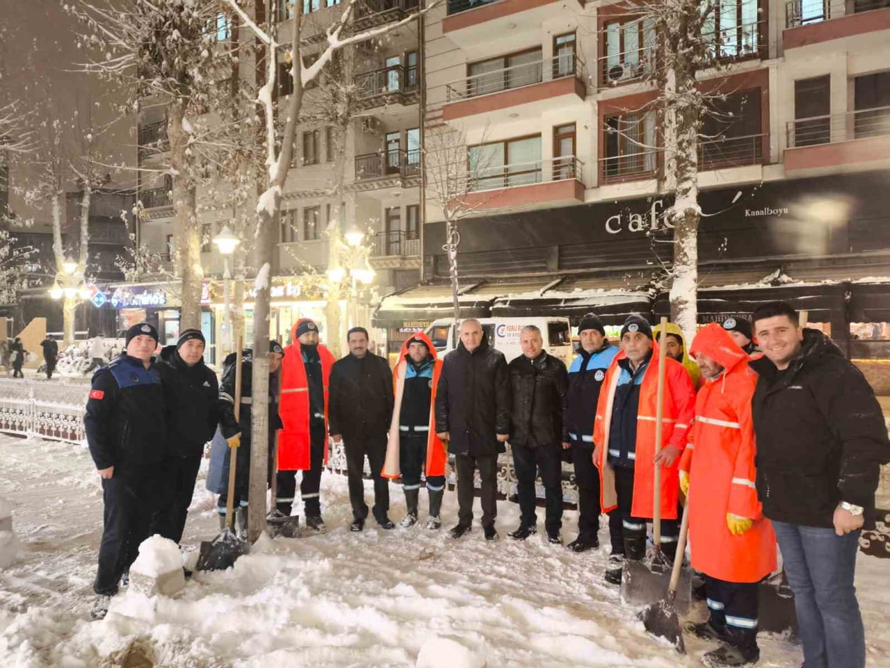 BATTALGAZİ BELEDİYESİ EKİPLERİ, KAR YAĞIŞIYLA BİRLİKTE İLÇE GENELİNDE GECE BOYUNCA SAHADA GÖREV...