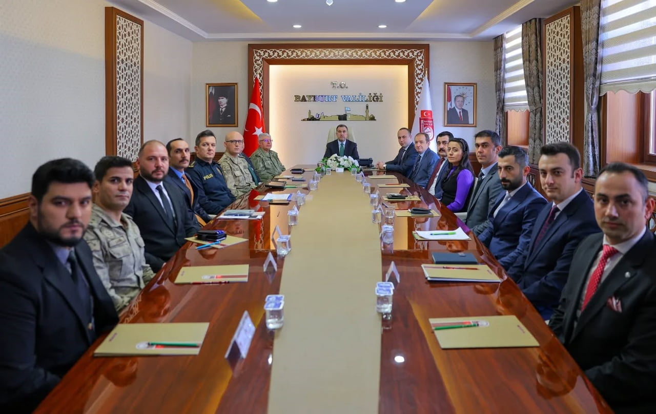 BAYBURT'TA GÜVENLİK VE ASAYİŞ TEDBİRLERİ MASAYA YATIRILDI