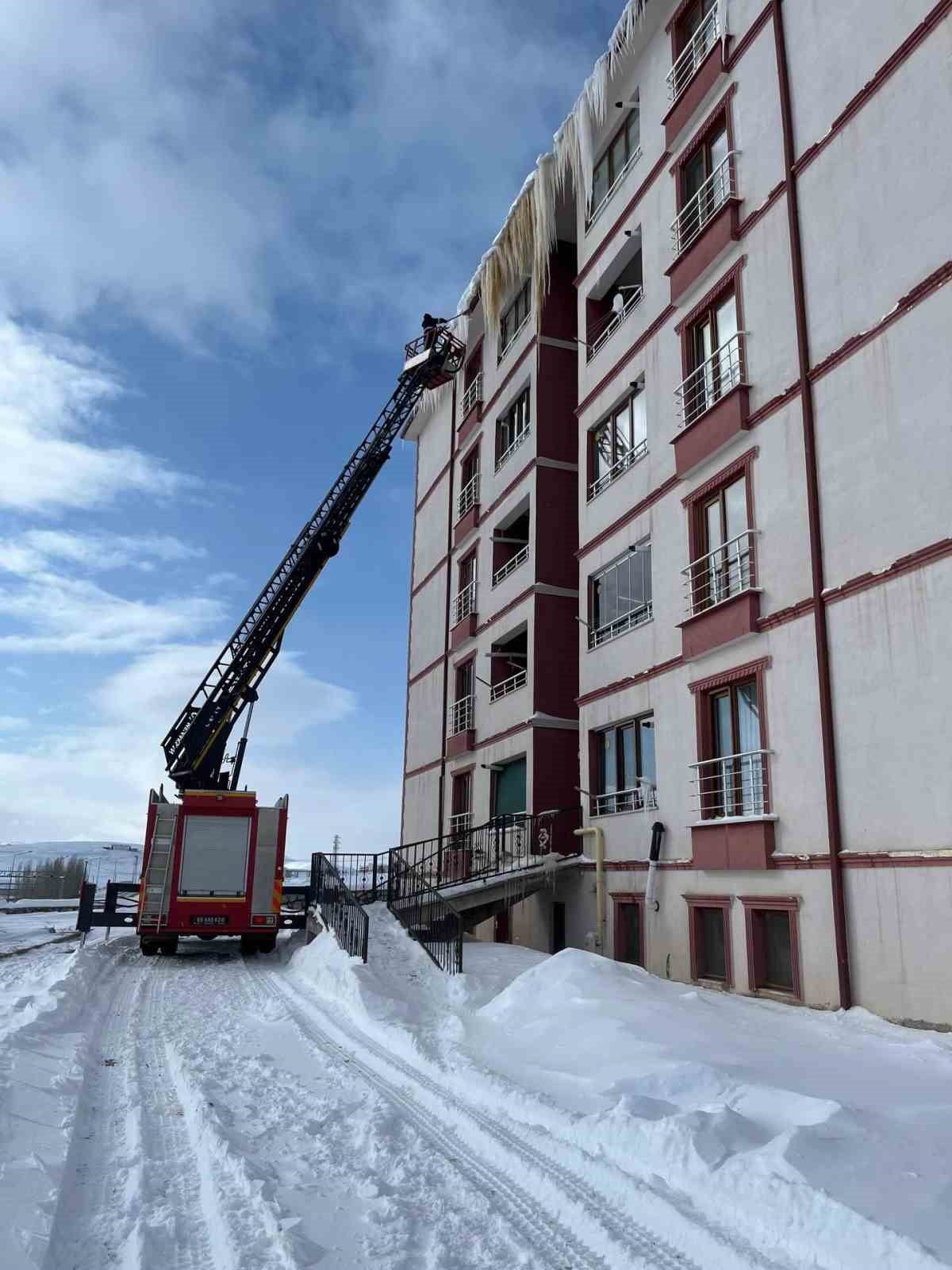 BAYBURT BUZ TUTTU; ÇATI SAÇAKLARINDAKİ BUZ SARKITLARI EKİPLERCE TEMİZLENİYOR