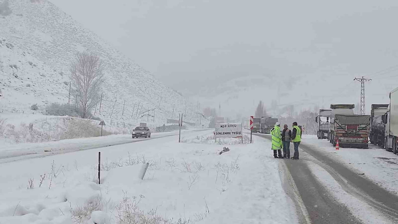 BAYBURT-ERZURUM ARASINDAKİ KOP DAĞI GEÇİDİ'NDE MEYDANA GELEN ÇIĞ NEDENİYLE ULAŞIM...